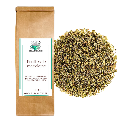 Des tas de fleurs et d'herbes séchées sont disposés sur une surface claire. Au premier plan, de la camomille avec des pétales blancs et des centres jaunes est à gauche, et des bourgeons de lavande violets sont à droite