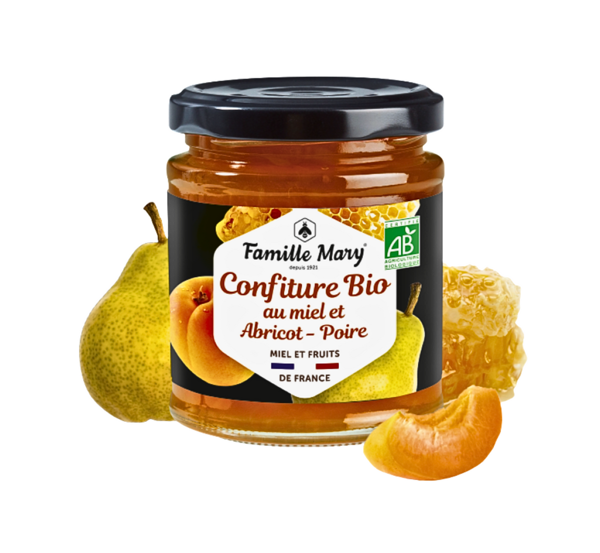 Un pot de confiture biologique "Abricot-Poire au miel" de la marque Famille Mary, avec des poires et des abricots frais, ainsi qu'un morceau de nid d'abeille en arrière-plan, sur un fond blanc.