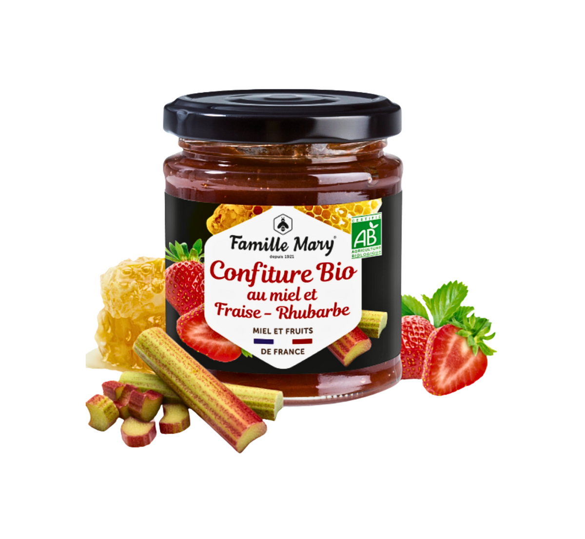 Un pot de confiture biologique "Fraise-Rhubarbe au miel" de la marque Famille Mary, entouré de fraises fraîches, de morceaux de rhubarbe et d'un morceau de nid d'abeille, sur un fond blanc.