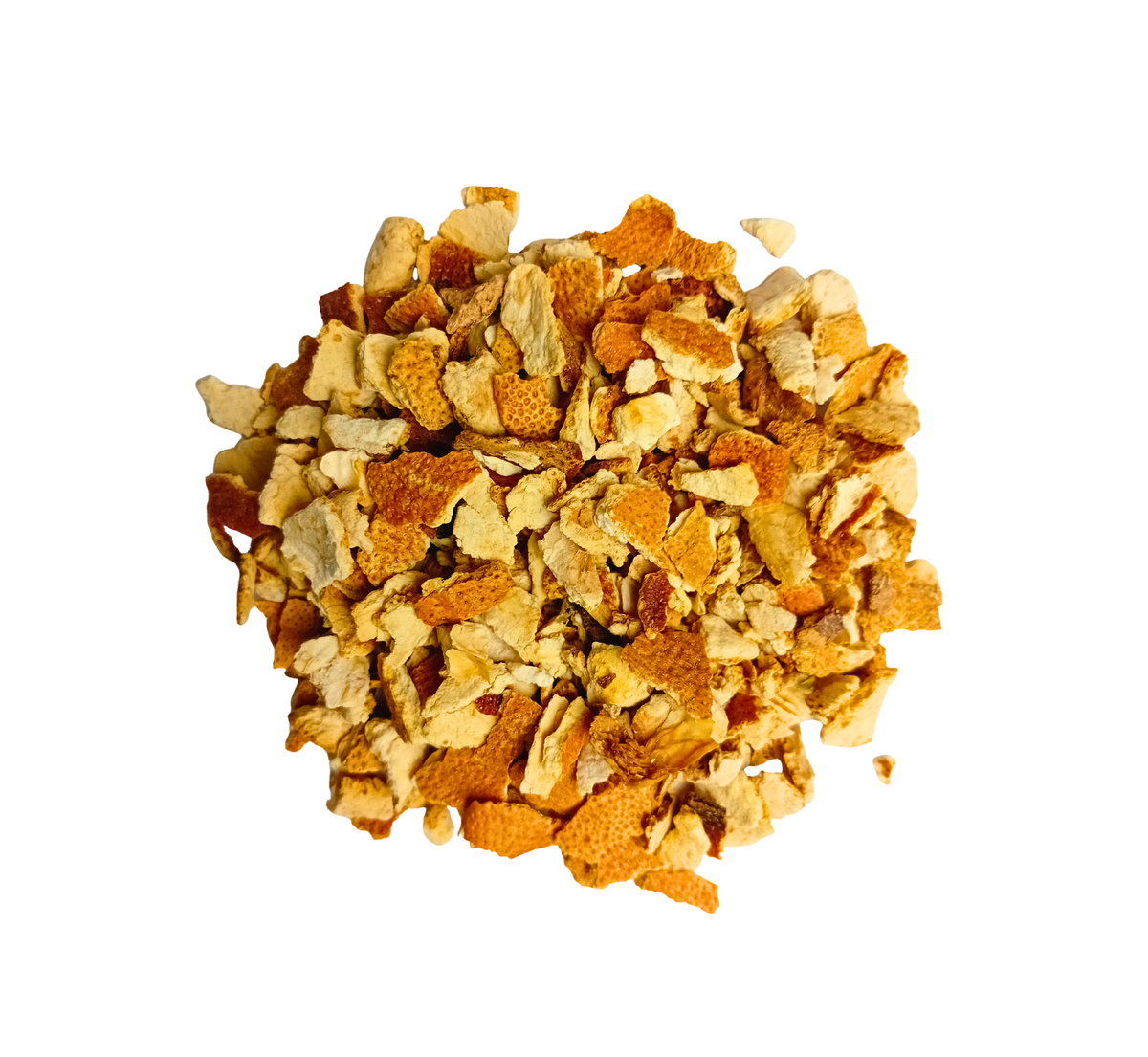 Vue de dessus d'un tas de morceaux de zeste d'orange séché, de couleur orange et blanc, coupés de manière irrégulière, isolés sur un fond blanc.