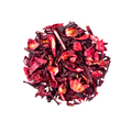 Vue de dessus d'un tas d'ingrédients de tisane séchés, de couleur rouge foncé et bordeaux intense, qui sont des calices de fleurs d'hibiscus coupés, isolés sur un fond blanc