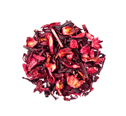 Vue de dessus d'un tas d'ingrédients de tisane séchés, de couleur rouge foncé et bordeaux intense, qui sont des calices de fleurs d'hibiscus coupés, isolés sur un fond blanc