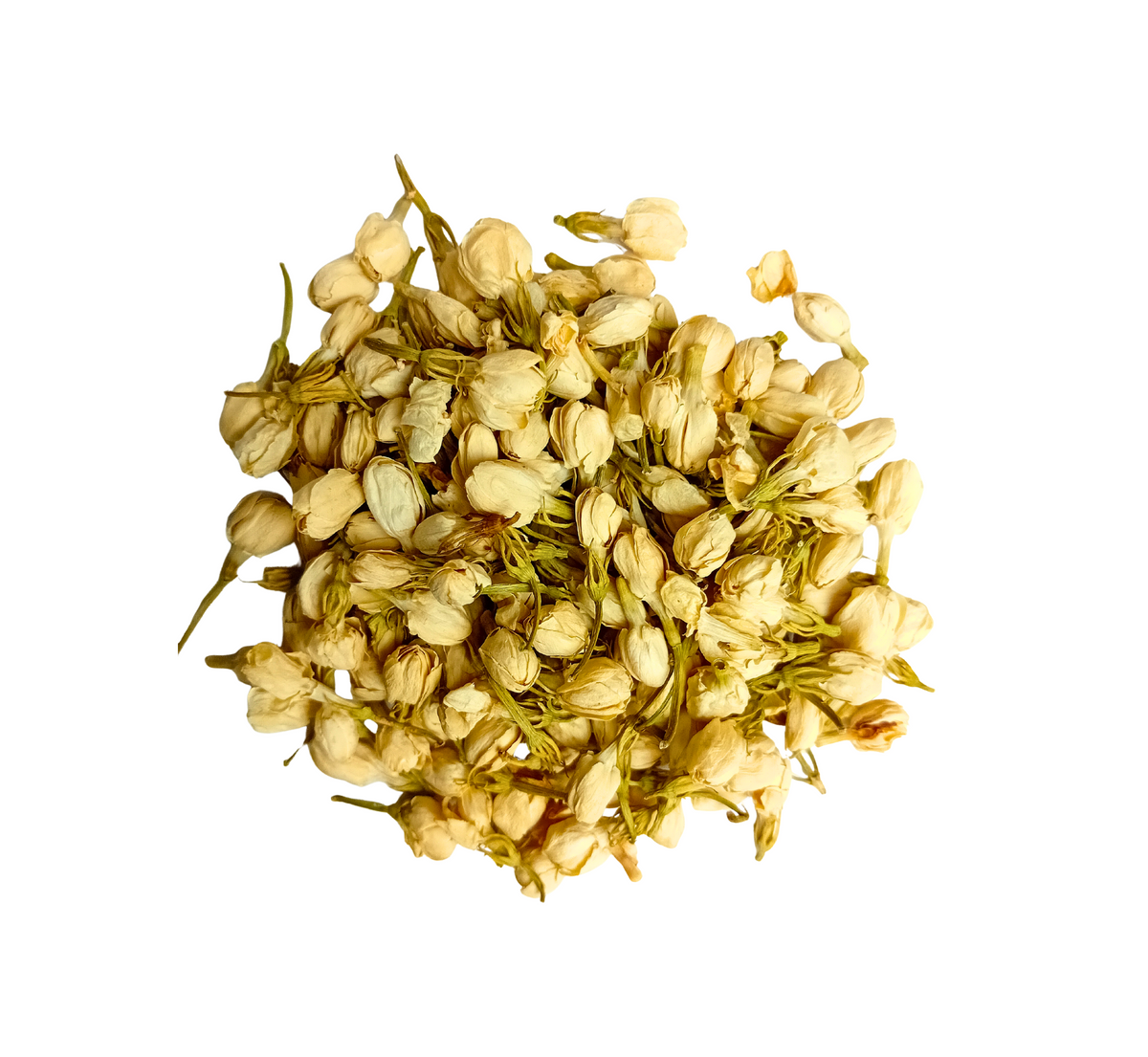 Vue de dessus d'un monticule de petits boutons floraux séchés, de couleur blanc cassé ou crème, probablement des fleurs de jasmin, isolés sur un fond blanc