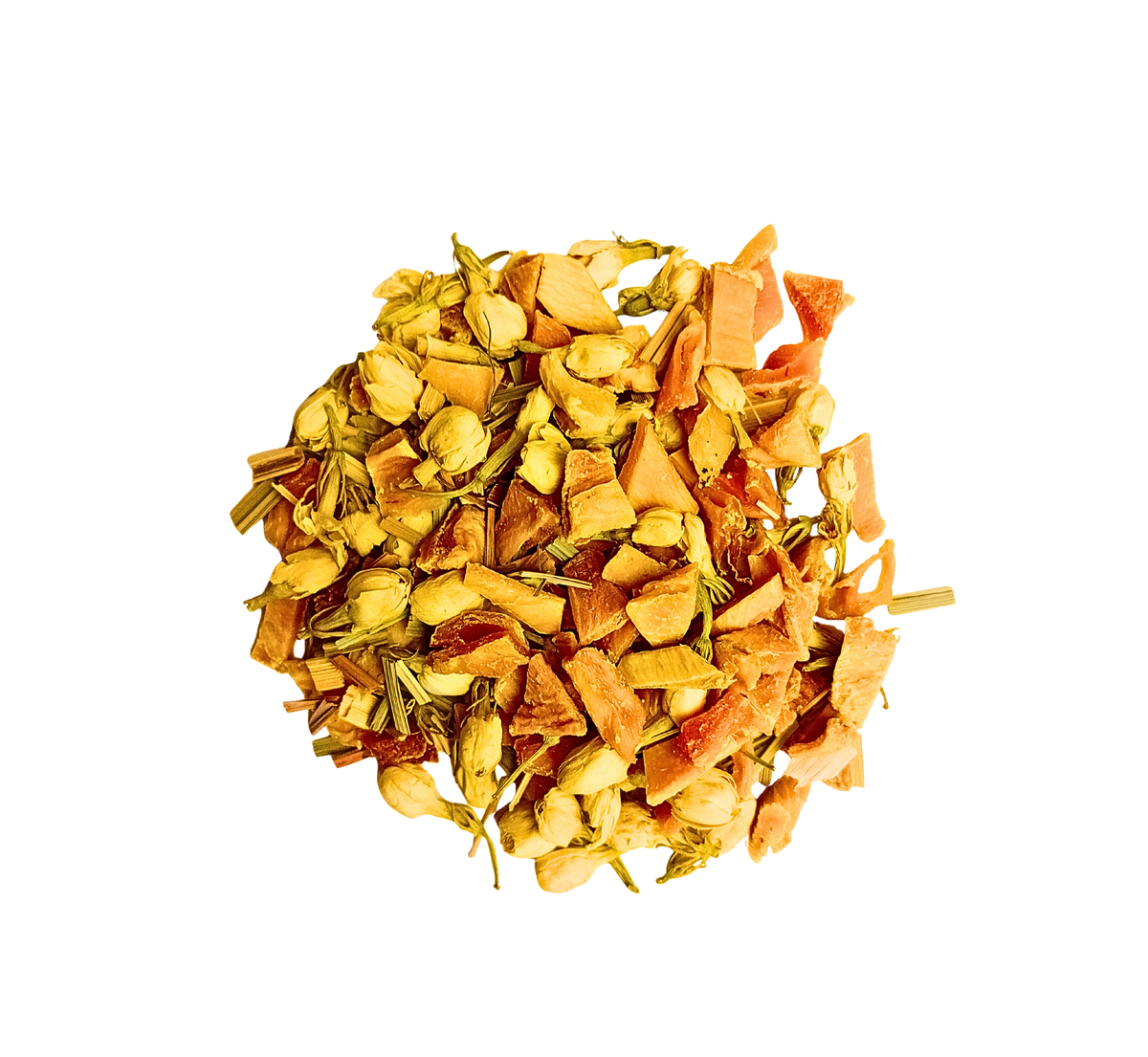 Vue de dessus d'un mélange d'ingrédients de tisane. La majorité est composée de morceaux de fruits séchés de couleur jaune-orange, probablement de la mangue. Le mélange contient aussi des boutons de fleurs de jasmin séchés 