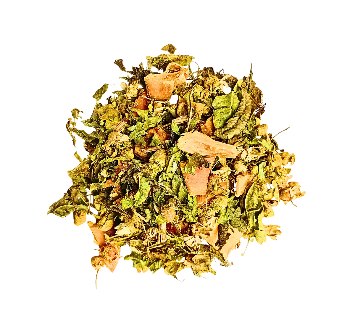 Vue de dessus d'un mélange de tisane composé de feuilles séchées et de têtes de camomille. Le mélange est parsemé de gros morceaux de fruits séchés de couleur jaune-orange, qui pourraient être de la mangue ou du gingembre