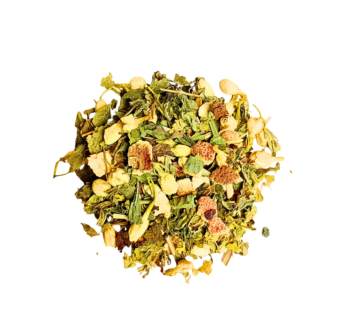 Vue de dessus d'un mélange de tisane dominé par des feuilles séchées vertes et des boutons de fleurs de jasmin de couleur claire. Le mélange contient aussi de la citronnelle et des morceaux de zeste d'orange séché 