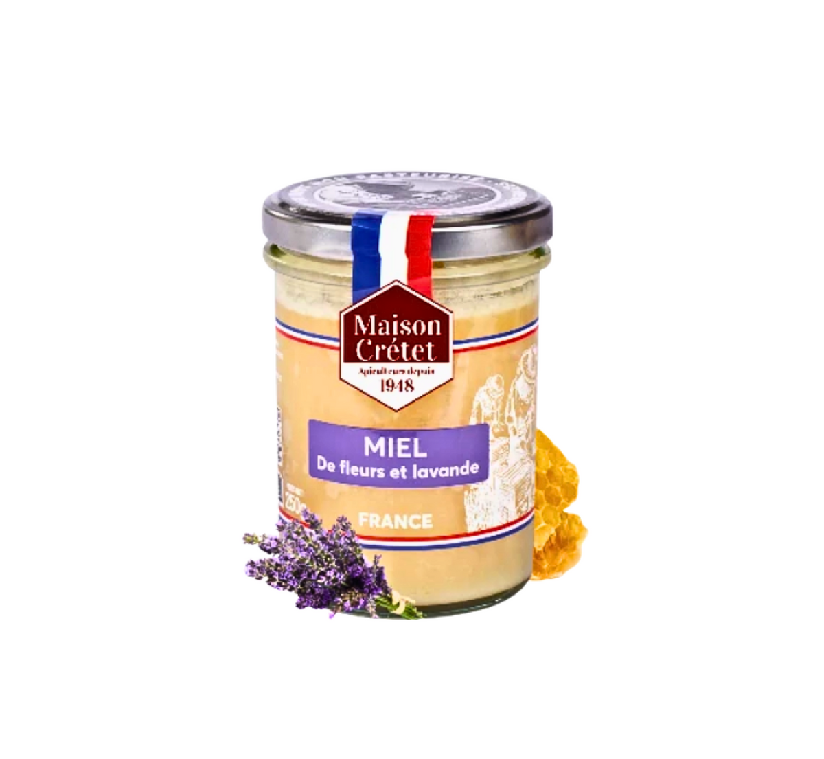 Un pot de miel en verre de la marque Maison Crétet . Le miel est d'un jaune clair crémeux. L'étiquette est blanche avec un bandeau violet sur lequel est inscrit « MIEL De fleurs et lavande ». Un petit bouquet de lavande fraîche est visible en bas à gauche du pot, et un rayon de miel est visible à droite