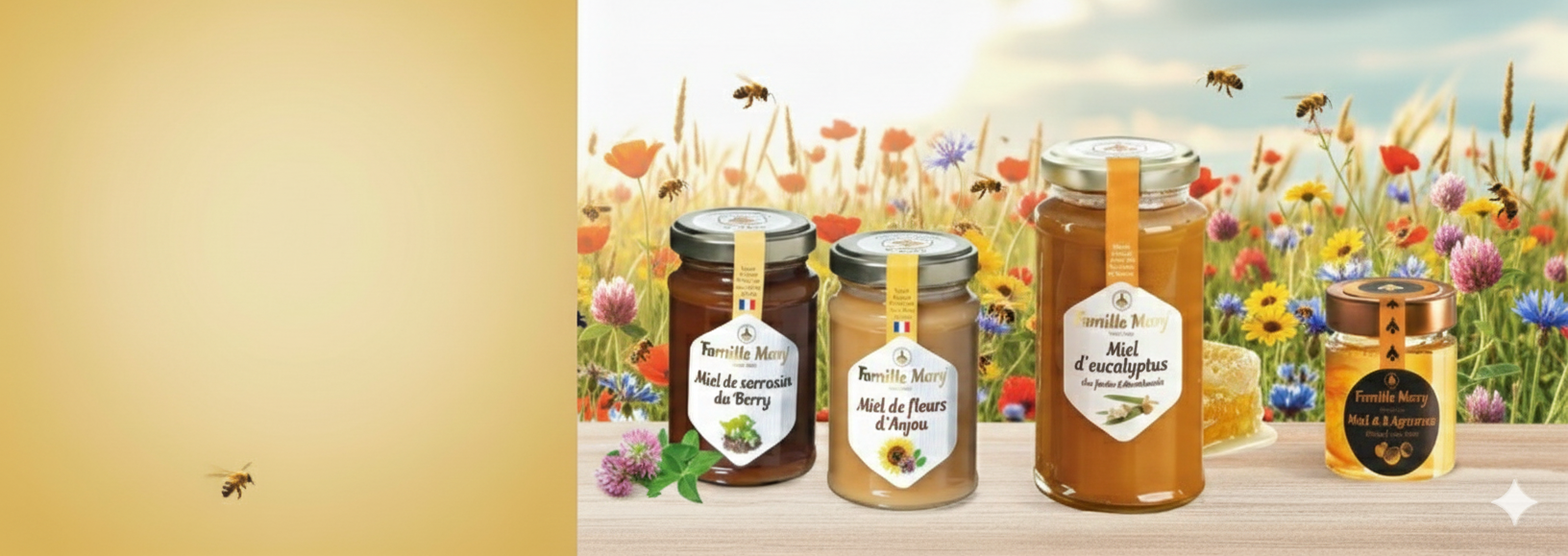 Quatre pots de miel Famille Mary (sarrasin, fleurs d'Anjou, eucalyptus, 3 agrumes) posés sur une table en bois clair, avec un champ de fleurs colorées et des abeilles en arrière-plan. Un espace couleur or est laissé à gauche de l'image