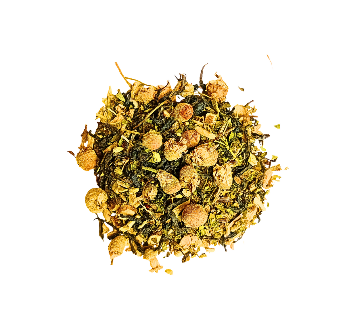 Vue de dessus d'un mélange d'infusion sur fond blanc. Il est composé de petites têtes de camomille séchées mélangées à des feuilles de thé vert et à de fines brindilles, ce qui donne un mélange de couleurs vert foncé 