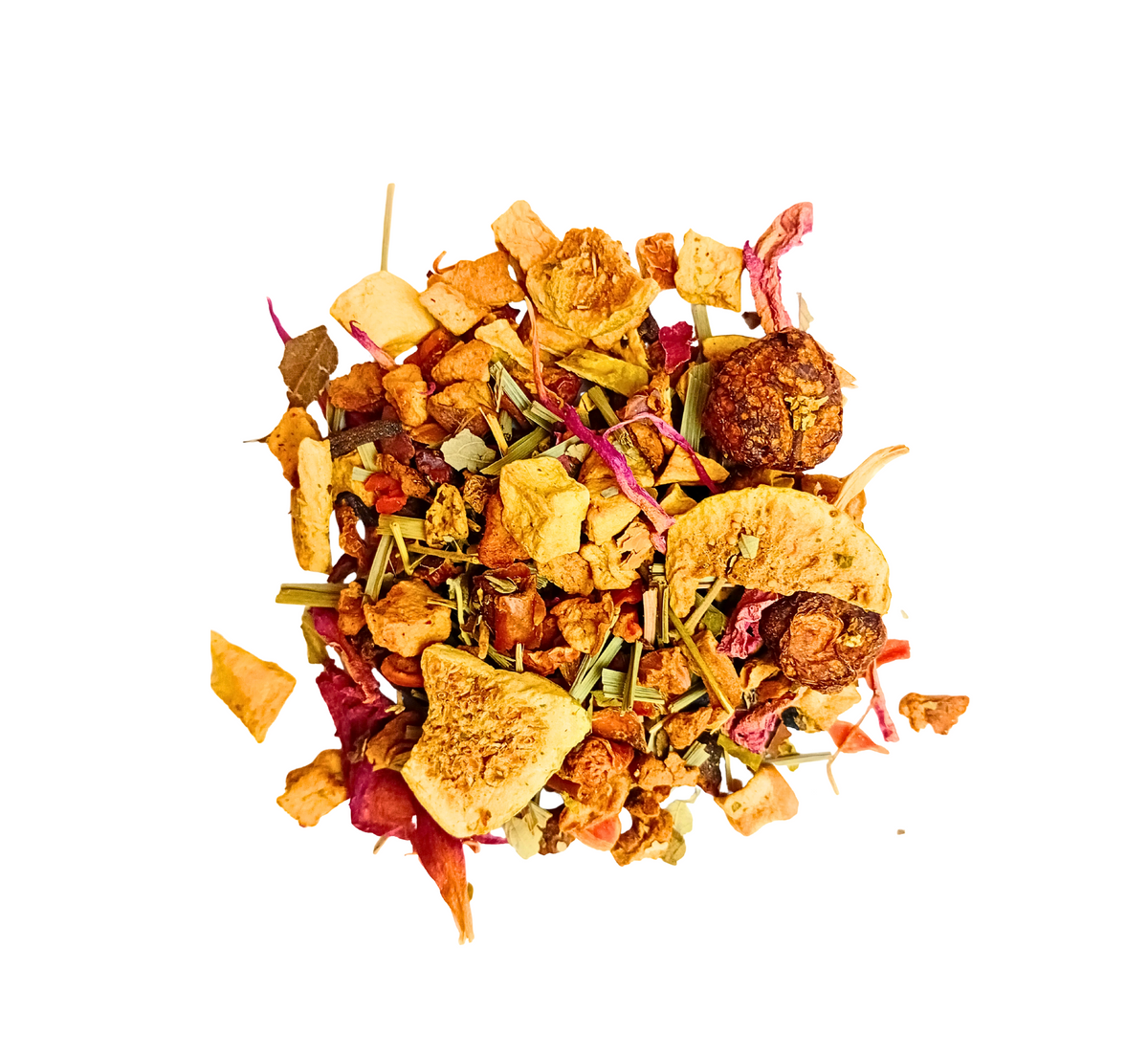 Vue de dessus d'un mélange d'infusion à base de fruits sur fond blanc. On y trouve de gros morceaux de fruits séchés beiges, qui pourraient être de la figue ou de la datte, ainsi que des morceaux de pomme séchée, des baies rouges, des bâtonnets de citronnelle et de petits pétales de rose.