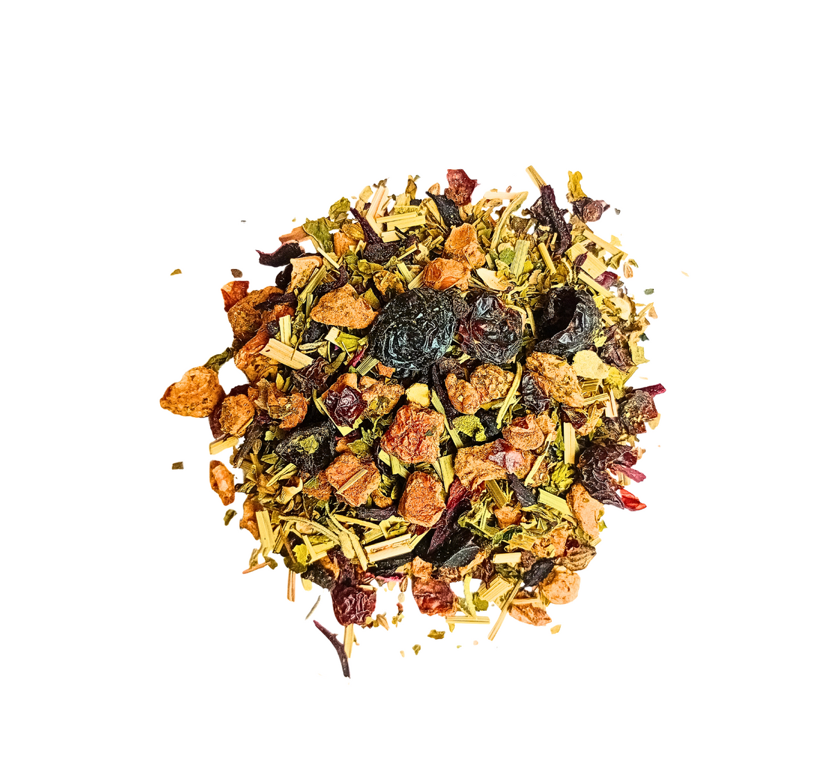 Vue de dessus d'un tas d'ingrédients de tisane sèche sur fond blanc. Le mélange est composé de morceaux de fruits rouge foncé, de pétales de fleurs d'hibiscus, de bâtonnets de citronnelle 