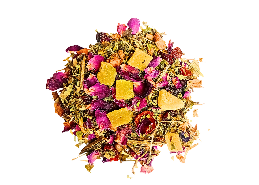 Vue de dessus d'un tas d'ingrédients de tisane sèche sur fond blanc. Le mélange est composé de morceaux de fruits rouge foncé, de pétales de fleurs d'hibiscus, de bâtonnets de citronnelle