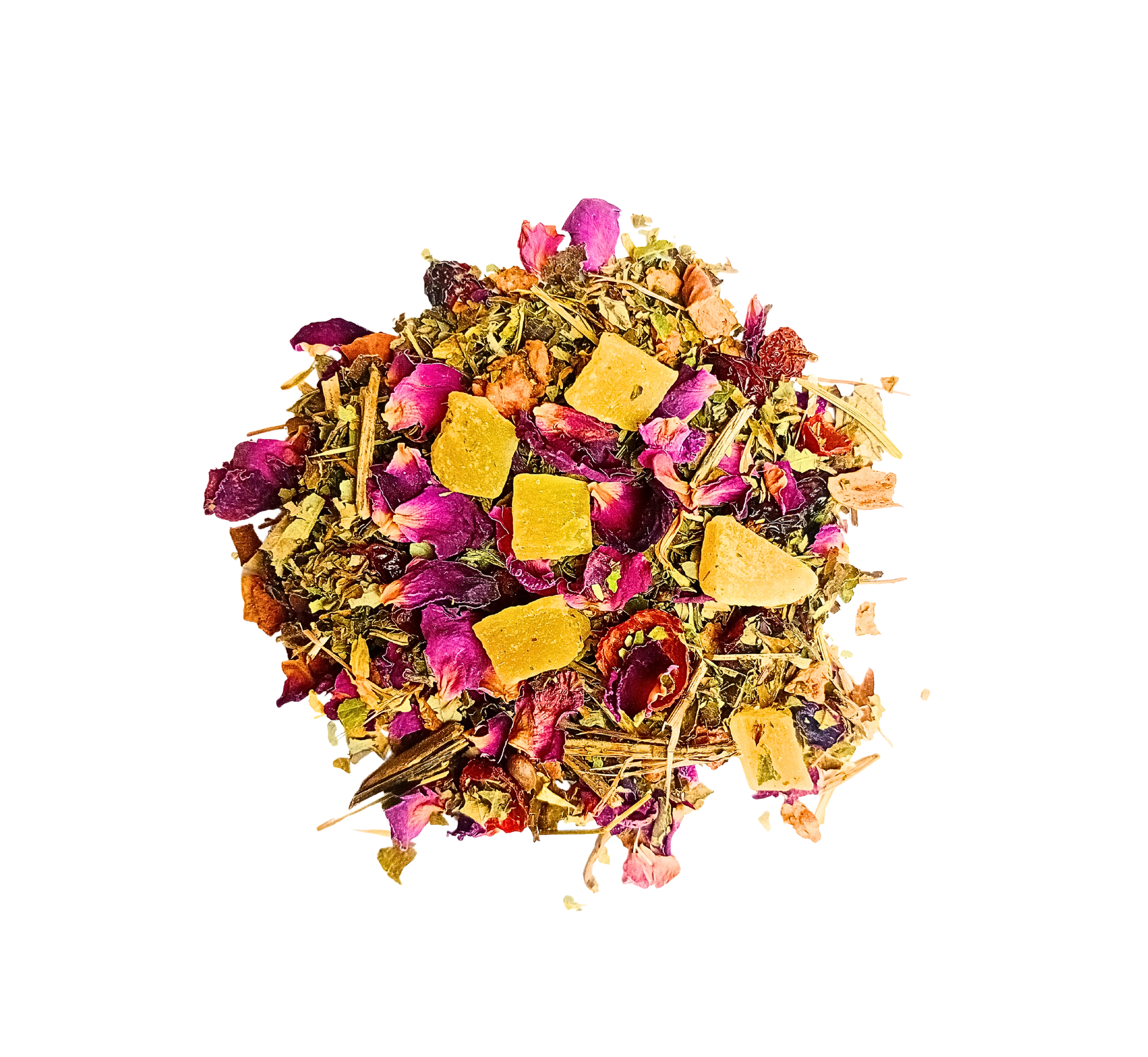 Vue de dessus d'un tas d'ingrédients de tisane sèche sur fond blanc. Le mélange est composé de morceaux de fruits rouge foncé, de pétales de fleurs d'hibiscus, de bâtonnets de citronnelle
