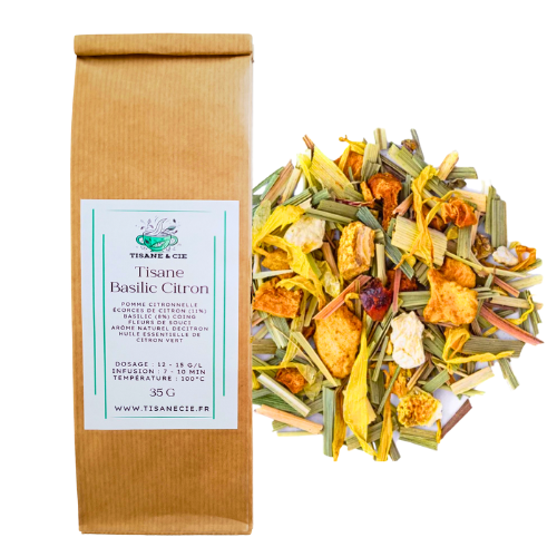 Sachet kraft de Tisane Basilic Citron de Tisane & Cie, avec à côté un gros plan du mélange de tisane séchée composé de feuilles de basilic, de morceaux de citron séché et d'autres plantes aromatiques. Le mélange présente des teintes jaunes et vertes, évoquant une boisson rafraîchissante et aromatique