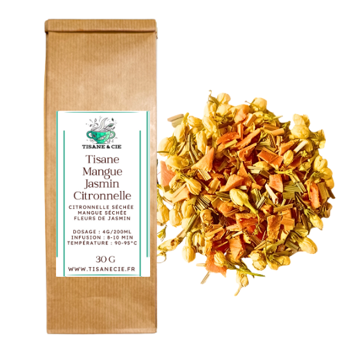 Une étiquette de sachet de thé marron intitulée "Tisane Mangue Jasmin Citronnelle" se trouve à gauche d'une pile de mélange de thé séché, comprenant des morceaux de mangue orange vif, des bourgeons de jasmin jaunâtres et des brins de citronnelle verts