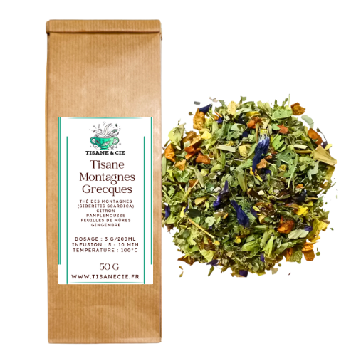 Sachet en papier kraft brun de Tisane Montagnes Grecques de Tisane & Cie, avec une étiquette verte indiquant les ingrédients (thé des montagnes (sideritis scardica), citron, pamplemousse, feuilles de mûres, gingembre), le dosage et la température d'infusion. À côté du sachet, un tas de la tisane sèche et colorée, composée de feuilles vertes, de morceaux d'agrumes orangés et de fleurs bleues et jaunes, évoquant un effet galactogène